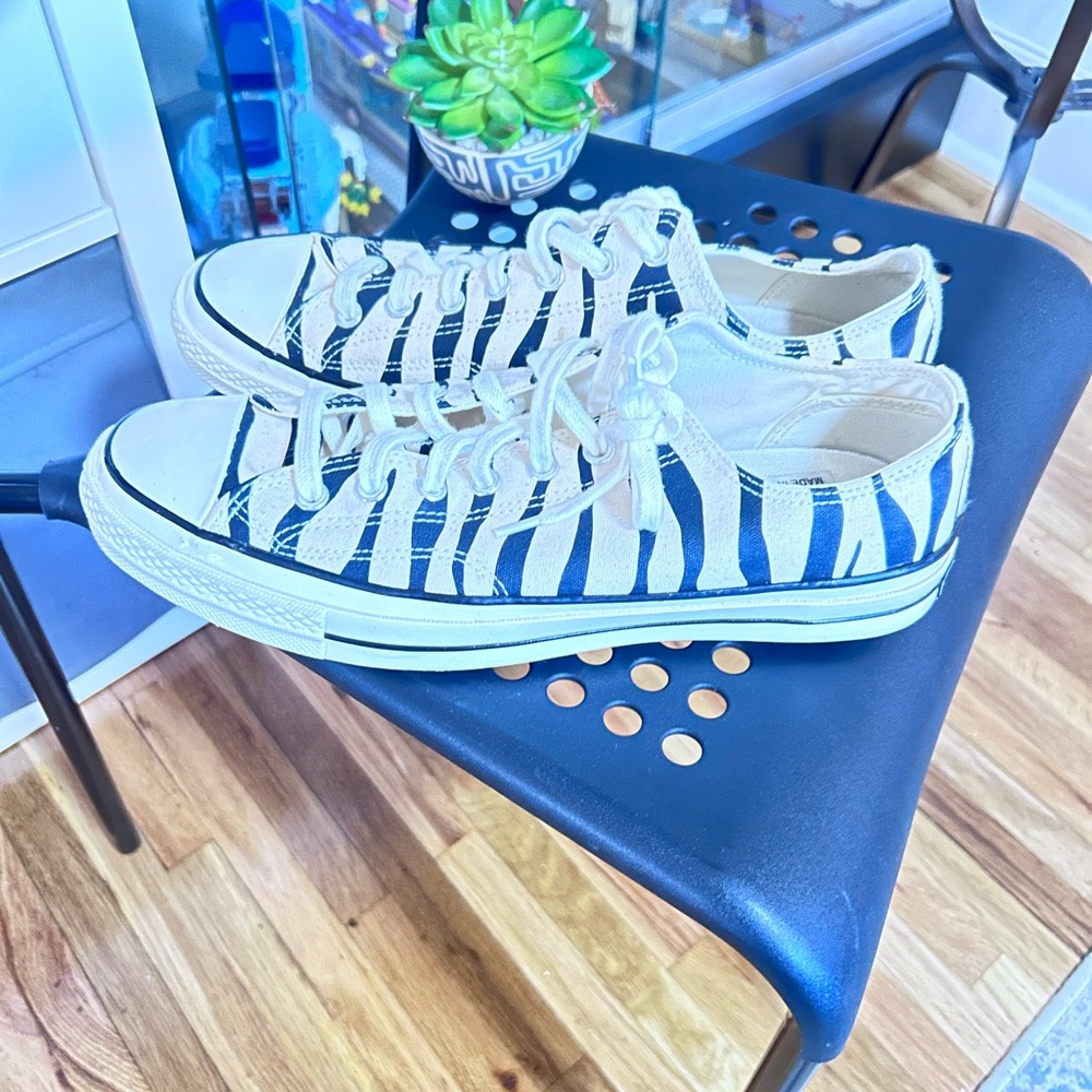 Converse zebra Chuck Taylor size 10.5 men. Preowned in excellent condition. - Picture 4 of 7